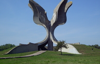 Medium_kz-jasenovac-denkmal-seitenansicht