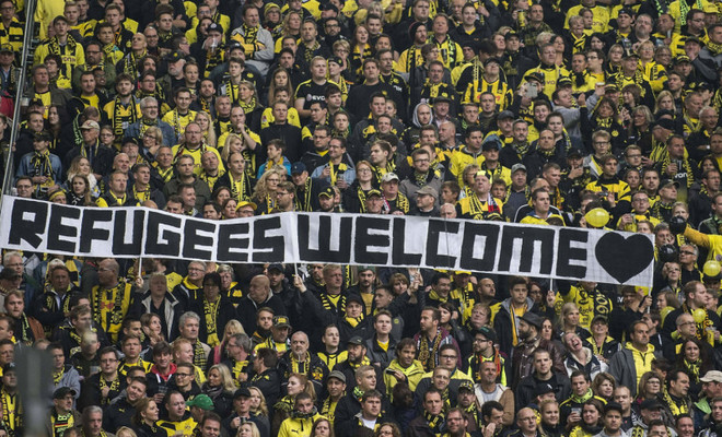 Large_refugeeswelcomedortmund-800x600